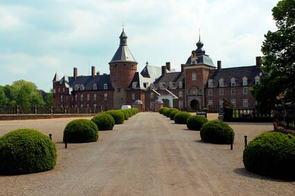 Die Immobilienmakler für Isselburg stellen die Stadt vor, mit dem Bild des bekannten Schloss Anholt.